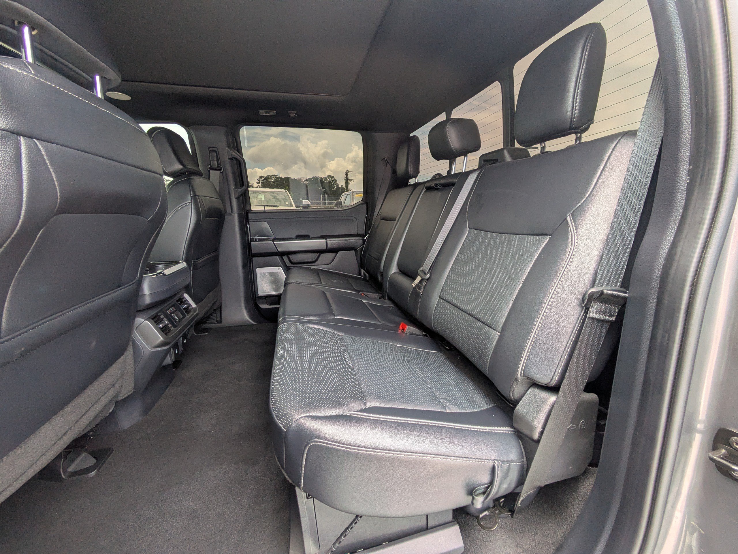 Used 2024  Ford LARIAT image 14