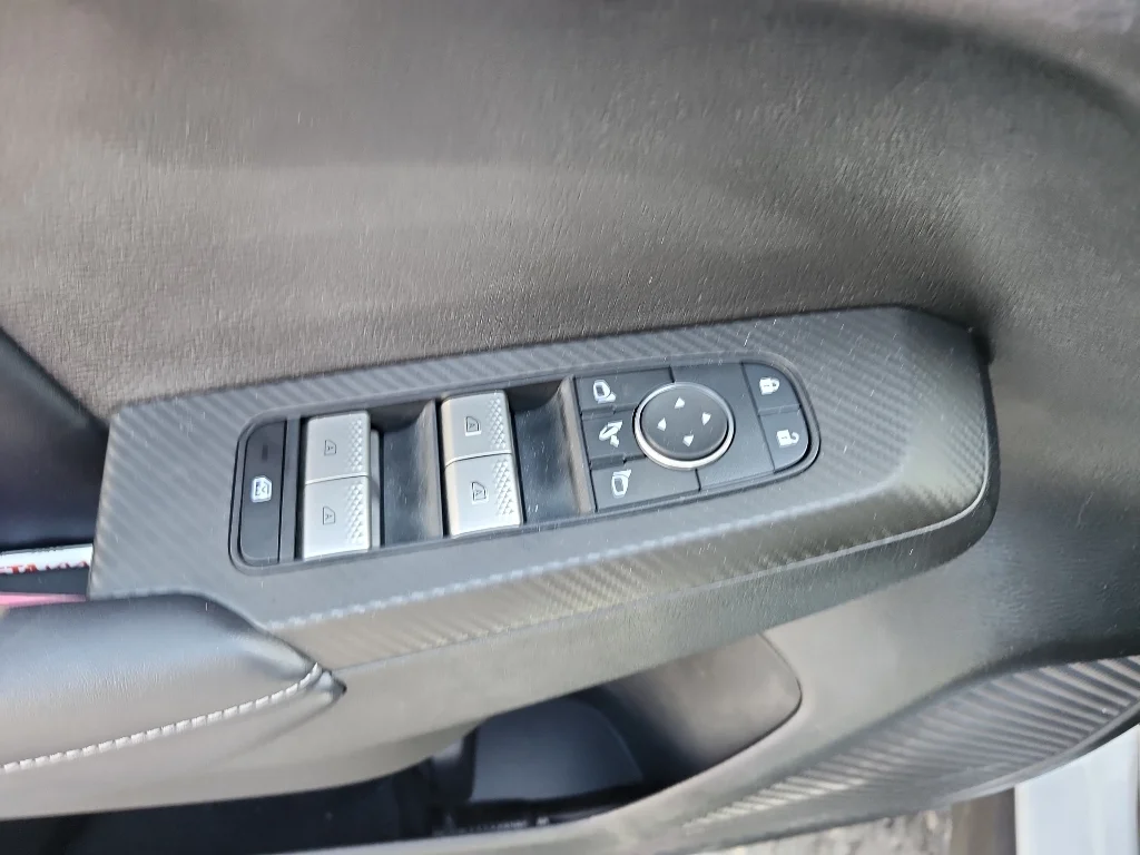 Used 2024 White Diamond Mitsubishi SE Black Edition w/Pano Roof image 18