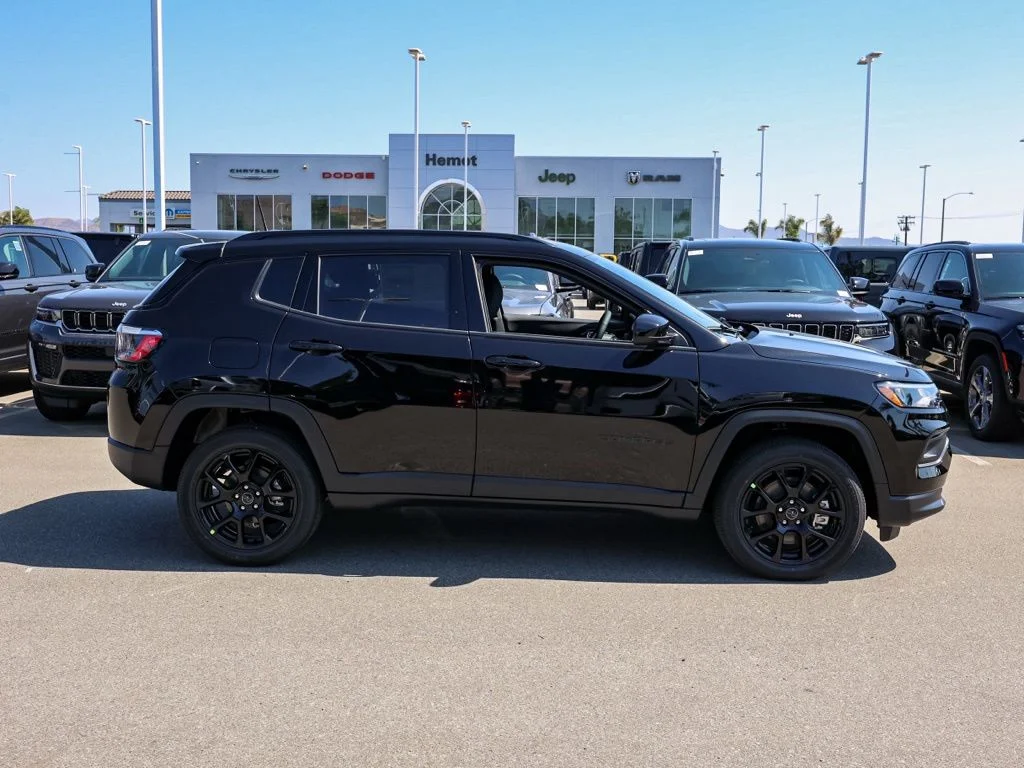 New 2026 Diamond Black Crystal Pearl-Coat Exterior Paint Jeep Latitude image 2