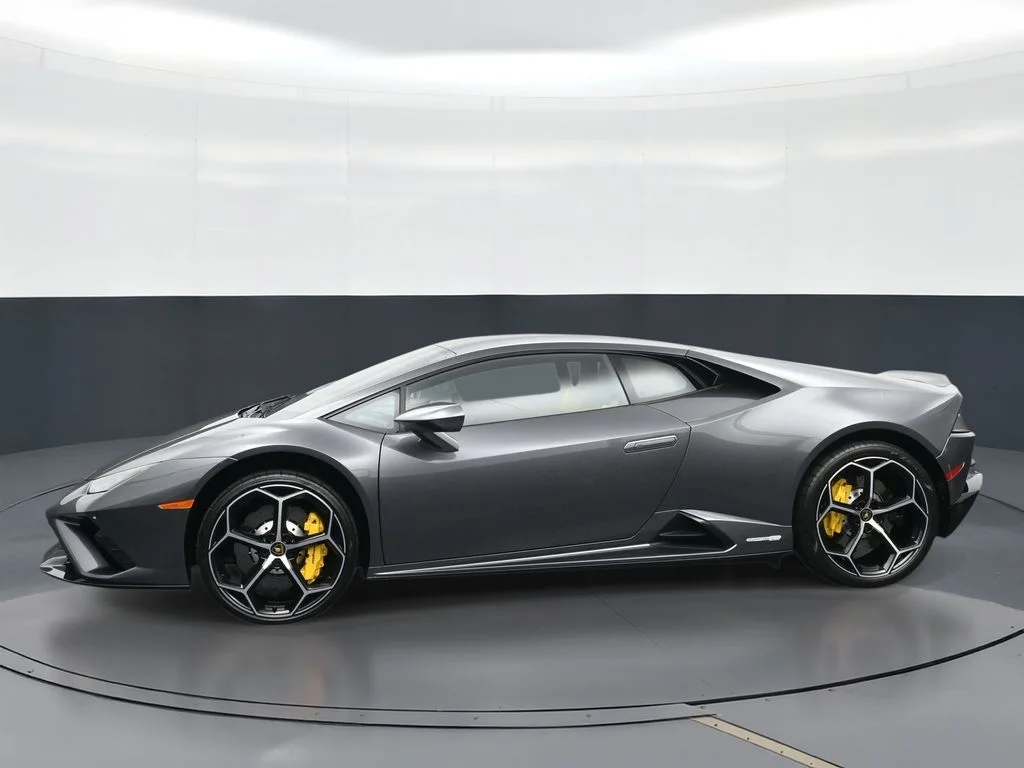 Used 2022  Lamborghini Base image 5