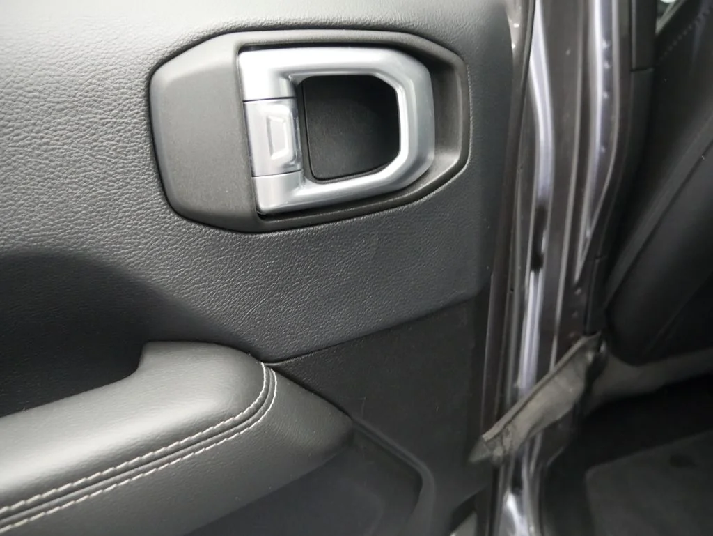 Used 2018 Crystal Metallic Jeep Unlimited Sahara image 18