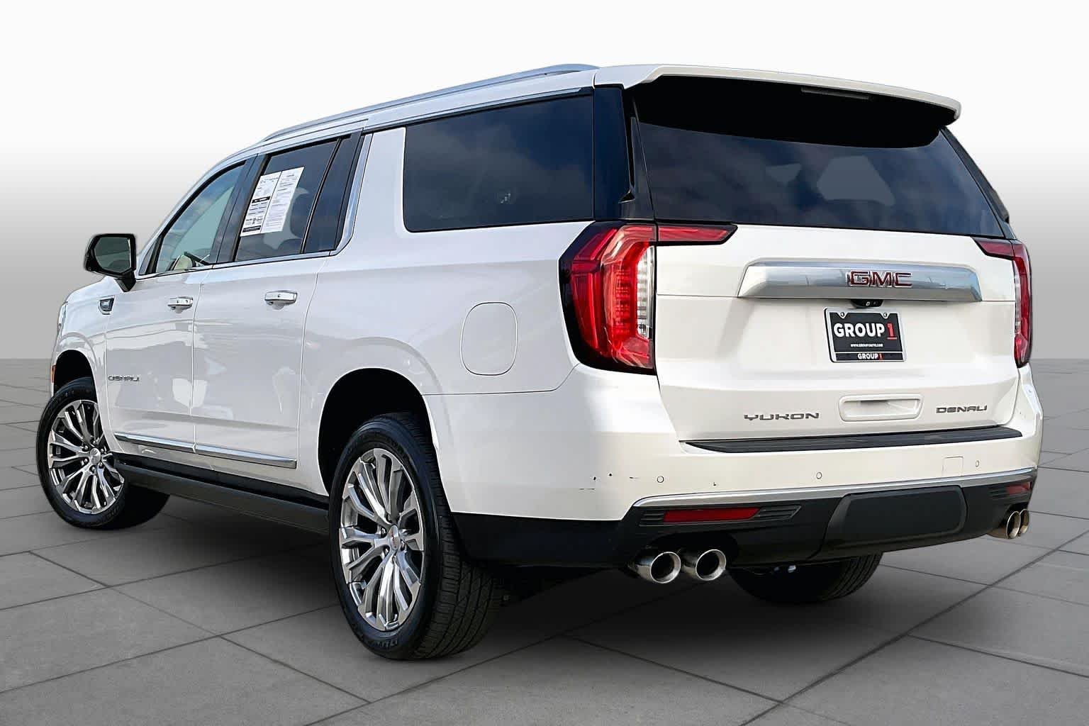 Used 2022 White Frost Tricoat GMC Denali image 12