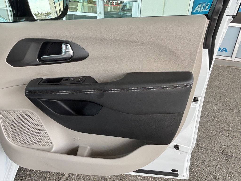 2024 Chrysler Pacifica Touring L - Photo 26