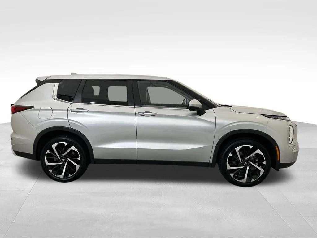 Used 2024 Silver Mitsubishi SE image 6