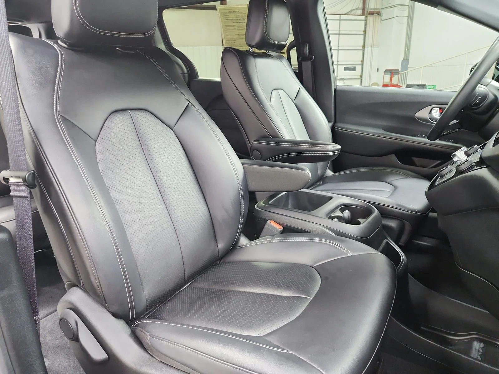 Used 2025 Black Chrysler Select image 45