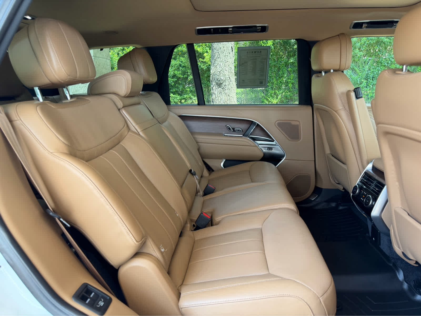 Used 2023 Fuji White Land Rover SE image 13