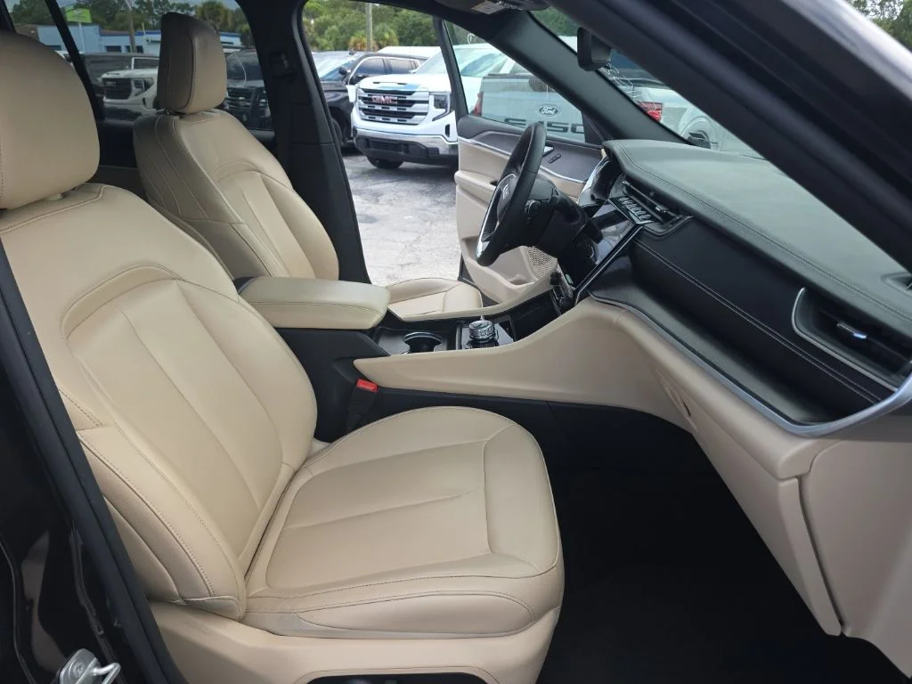 Used 2024 Brown Jeep 4xe image 8