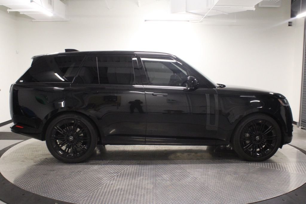 Used 2025  Land Rover SE image 13