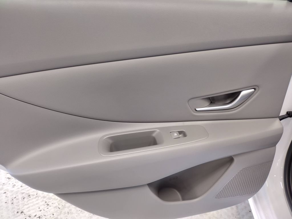 Used 2026 White Hyundai SEL Sport image 19