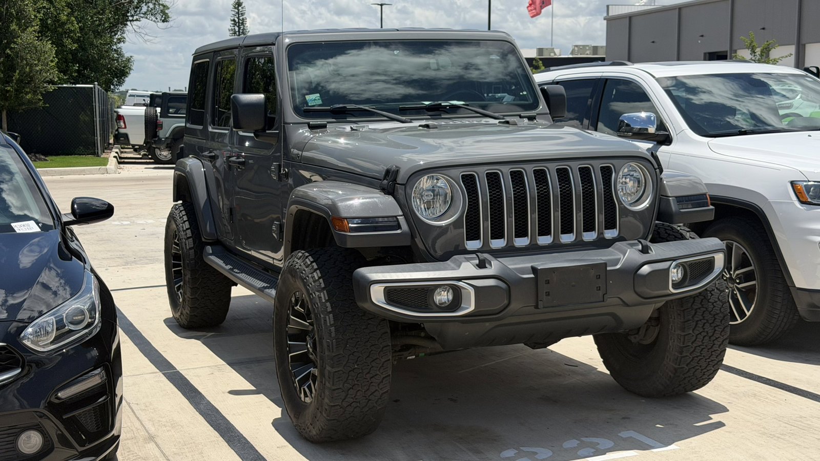 Used 2018 Sting-Gray Clearcoat Jeep Sahara image 13