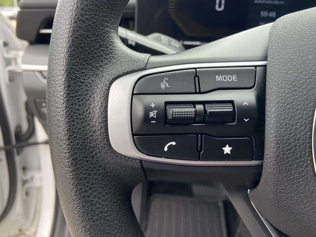 Used 2025 White Kia LXS image 31