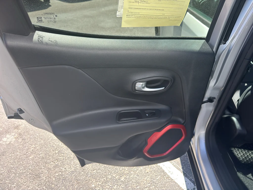Used 2018 Glacier Metallic Jeep Trailhawk image 14