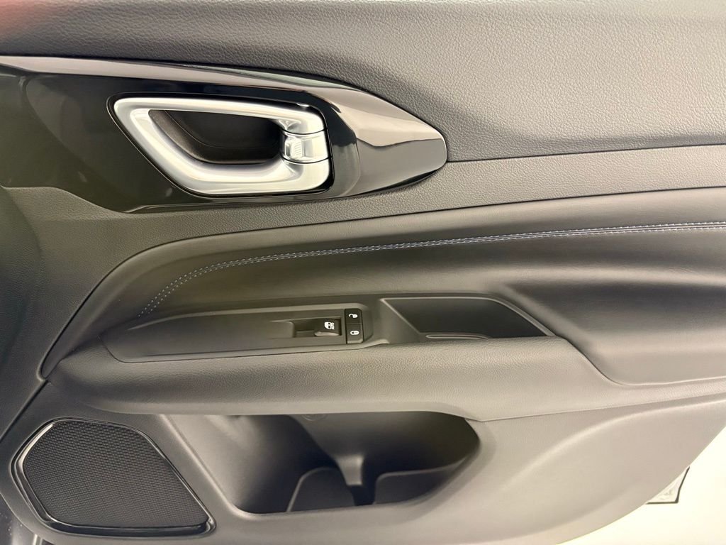 New 2026 Silver Zynith Metallic Clearcoat Jeep Latitude image 40