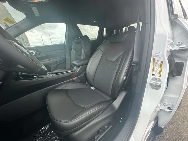 New 2026 Bright White Clear-Coat Exterior Paint Jeep Trailhawk image 13