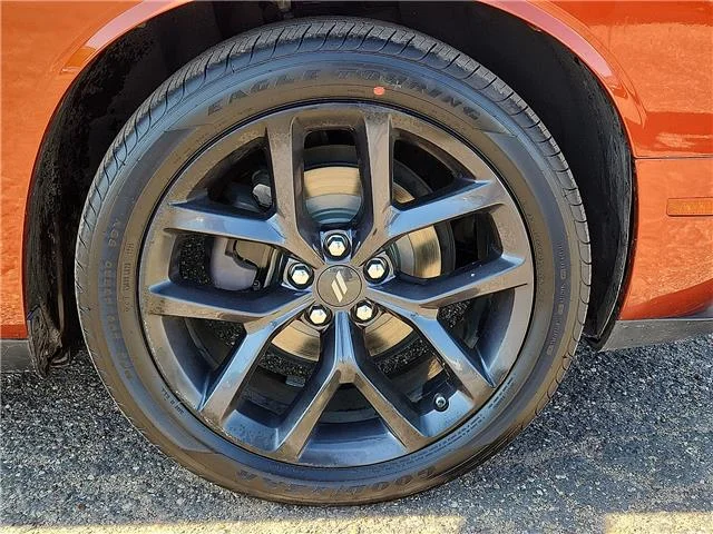 Used 2020 Gold Dodge SXT Rear-wheel Drive image 6