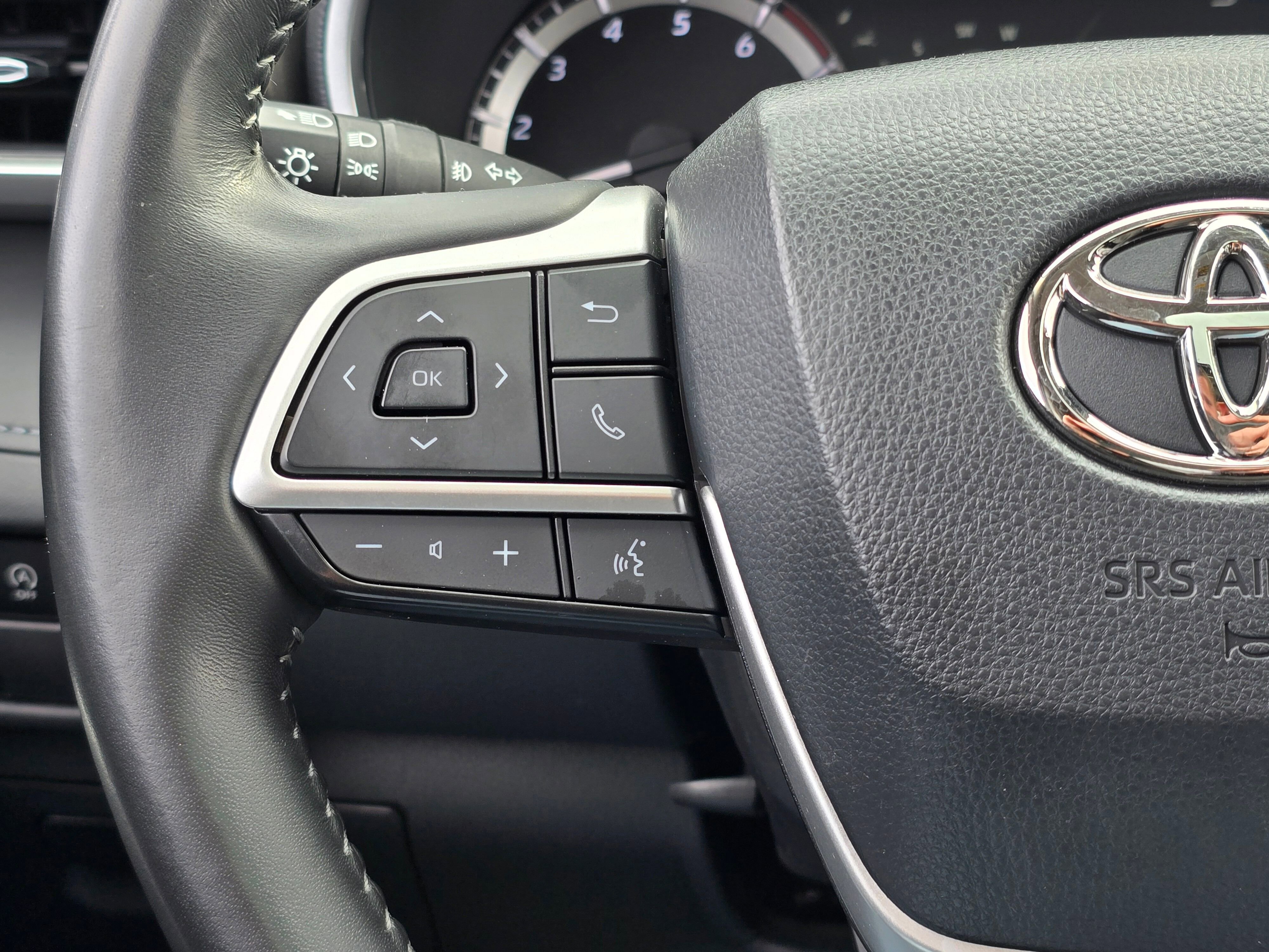 Used 2023  Toyota L image 35