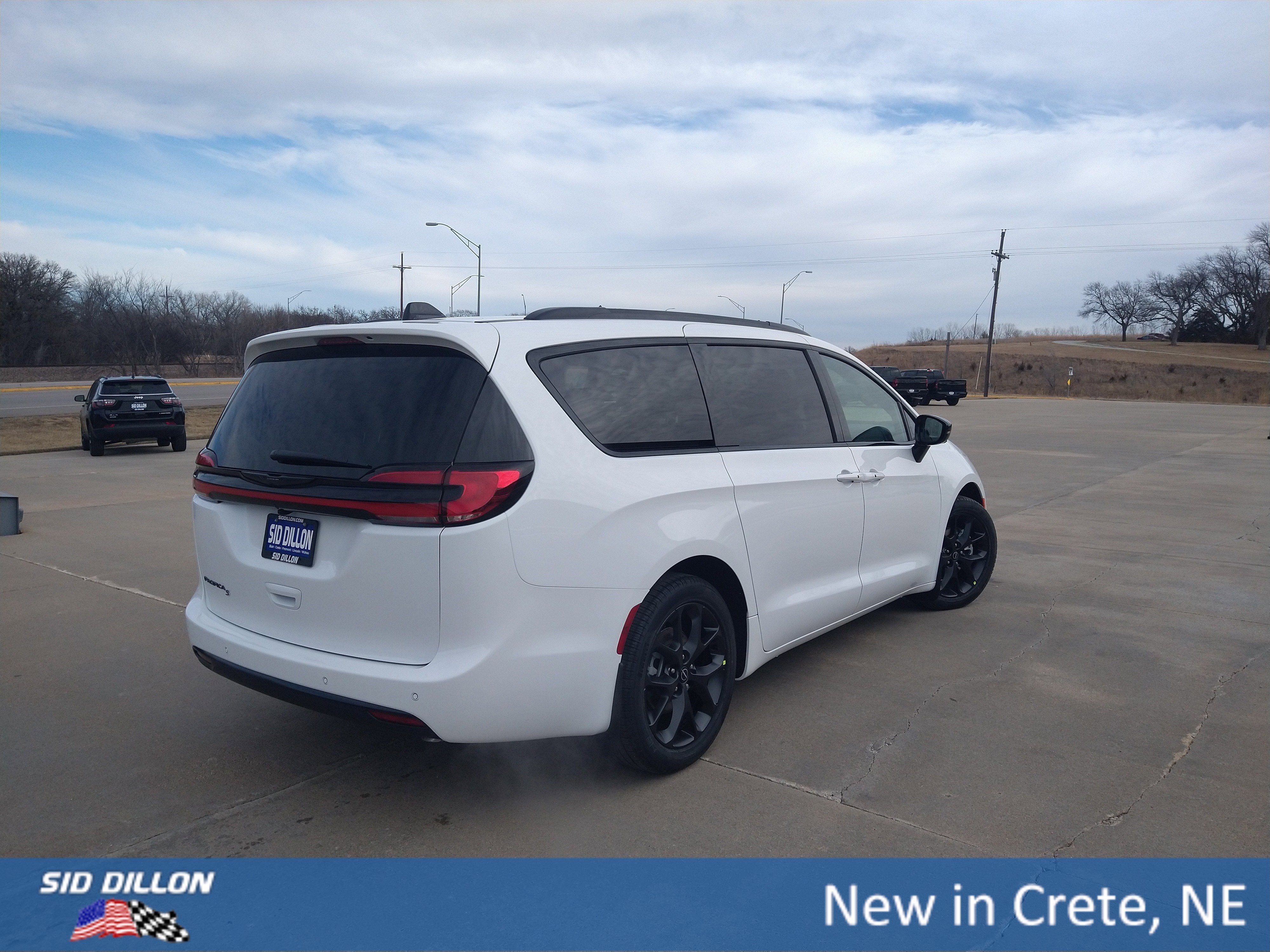 New 2026 Bright White Clear-Coat Exterior Paint Chrysler Select image 11