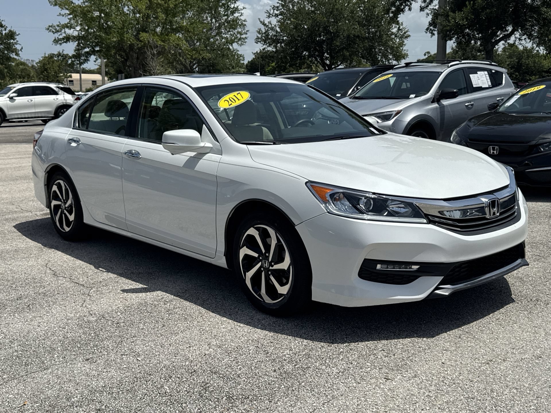 Used 2017 White Honda EX image 2
