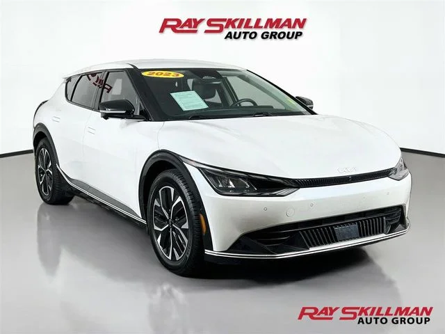 Used 2023 White Kia Wind image 1