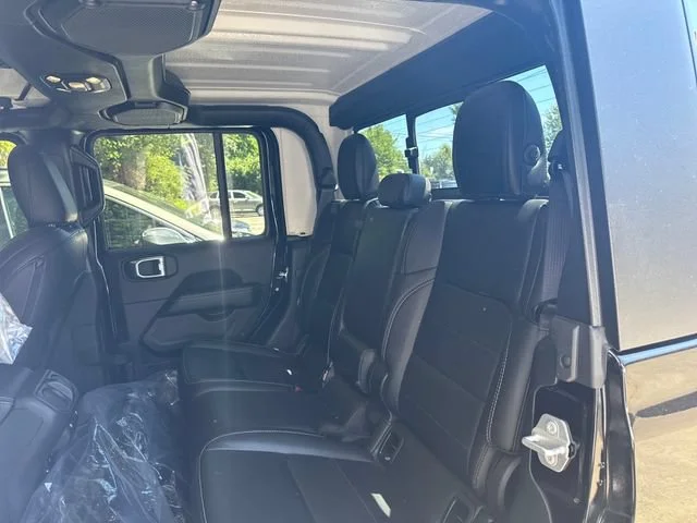 Used 2022 Black Clearcoat Jeep Overland image 13