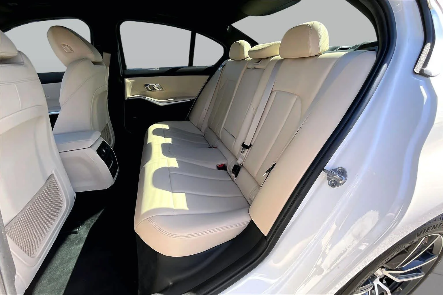 Used 2019 Alpine White BMW 330i image 18