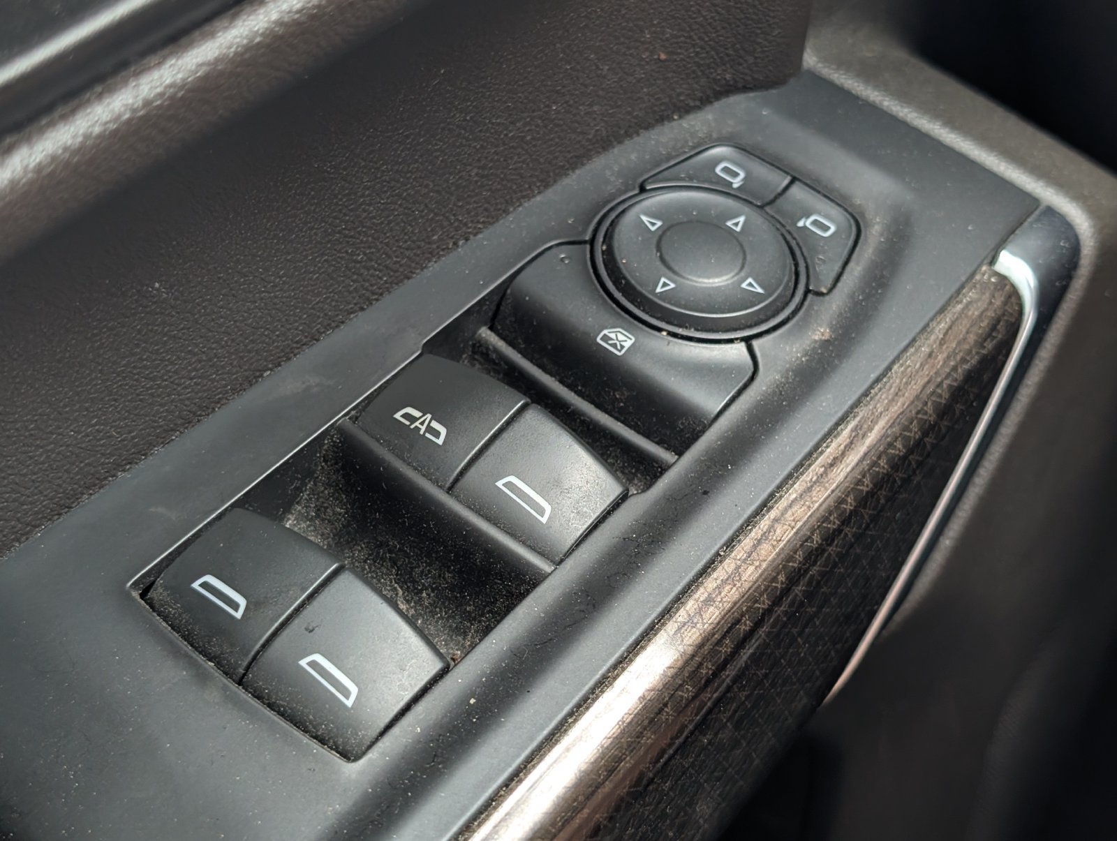 Used 2021 SILVER ICE METALLIC Chevrolet LT image 17
