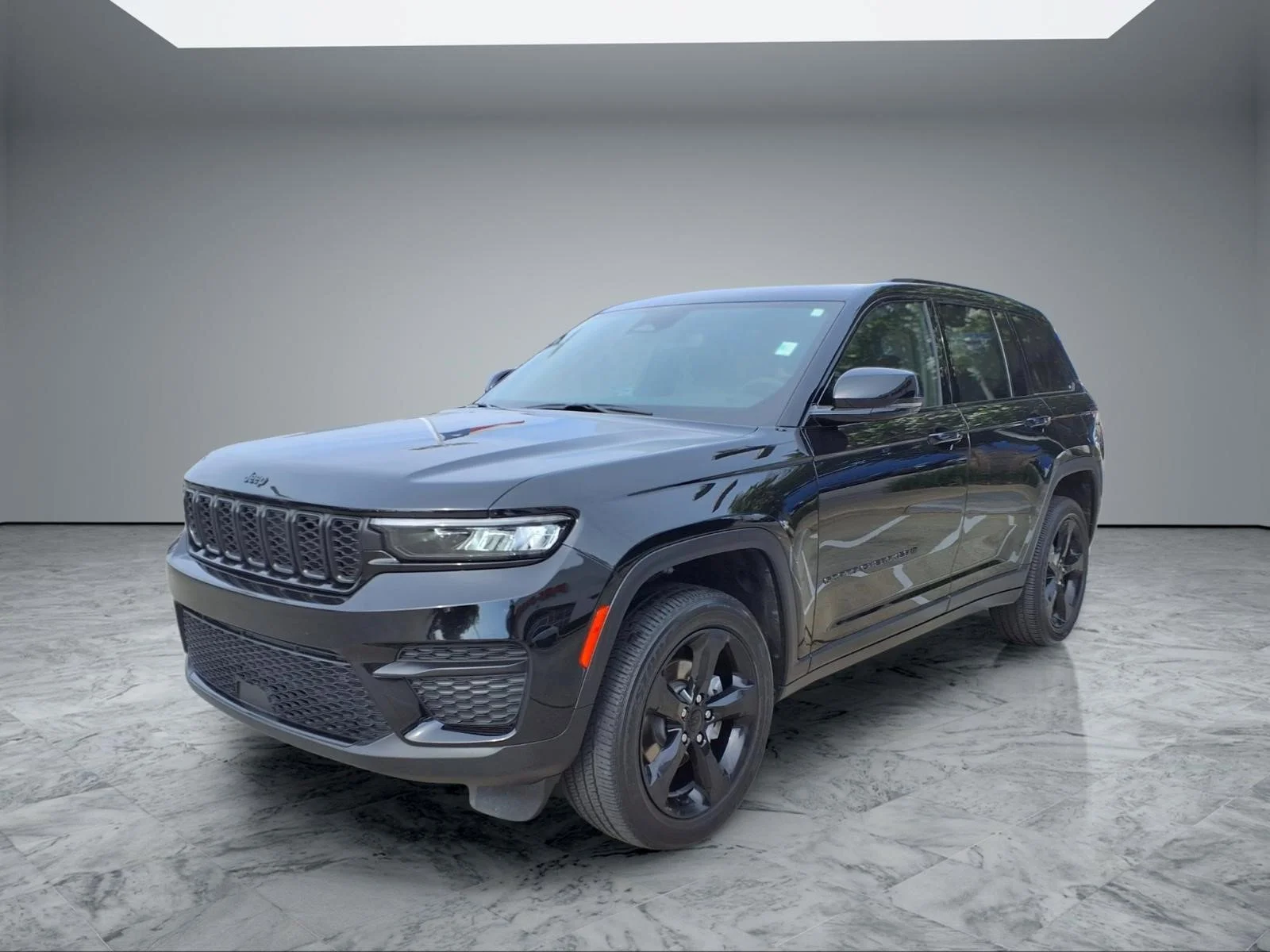Used 2023 Diamond Black Crystal Pearlcoat Jeep Altitude image 3