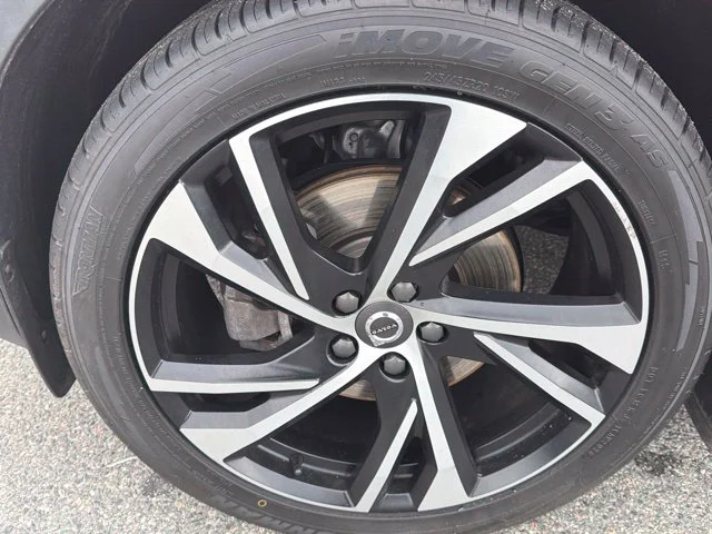 Used 2021 Red Volvo R-Design image 18
