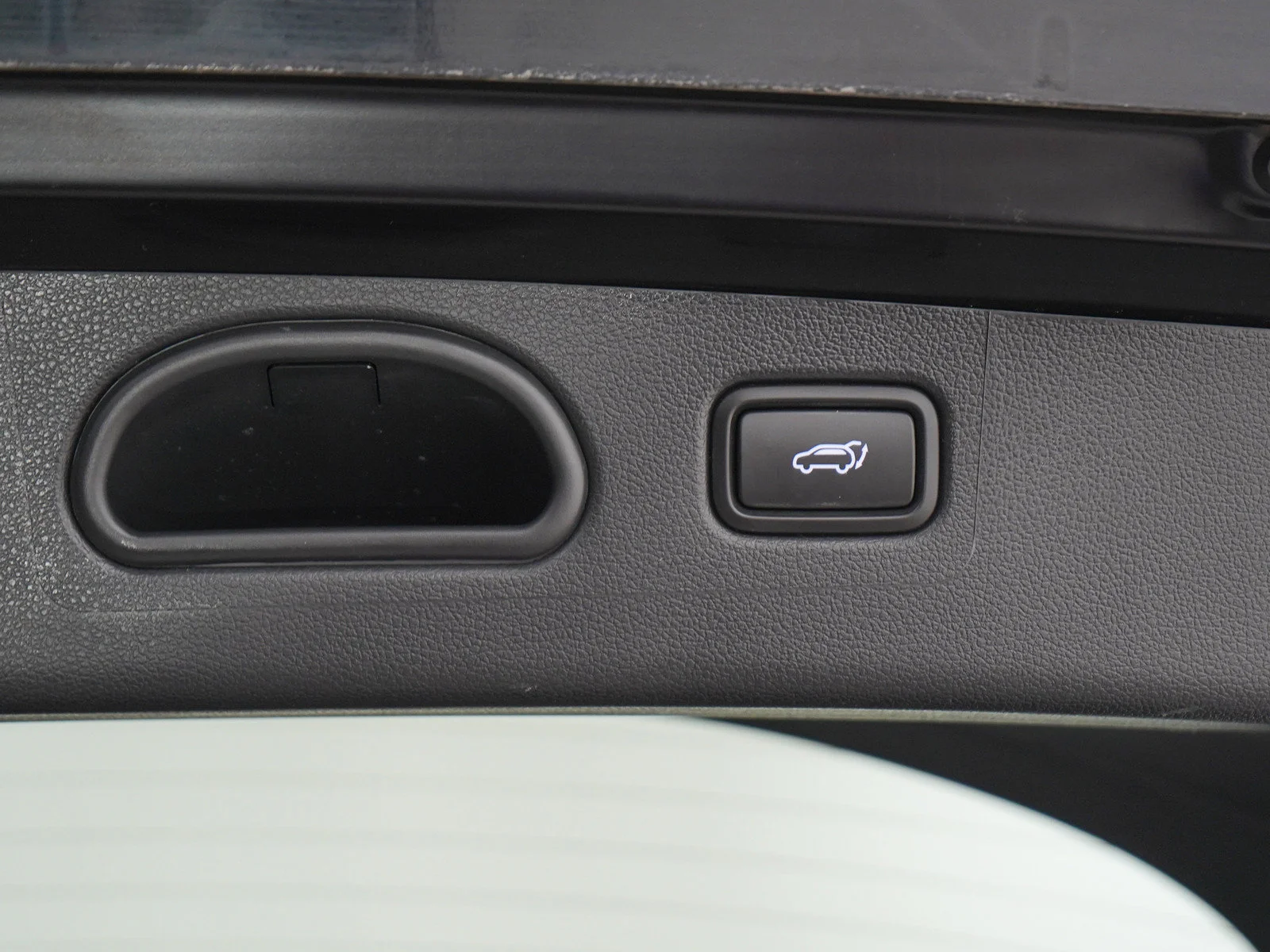 Used 2018 Black Noir Pearl Hyundai Value image 11