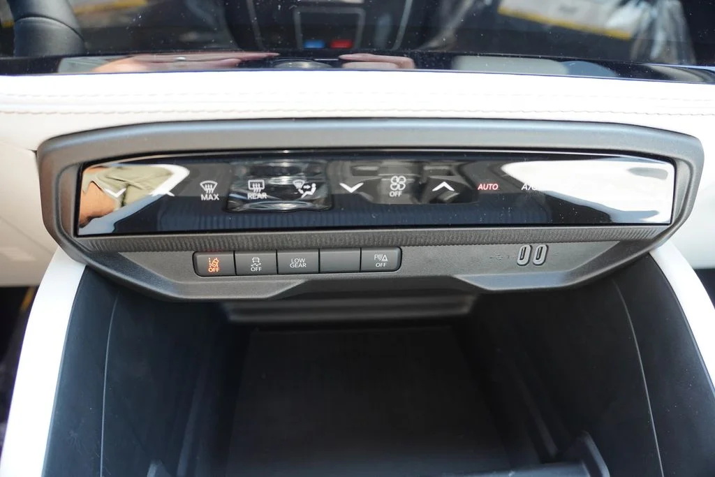 New 2026 Diamond Black Crystal Pearlcoat Jeep Limited image 14
