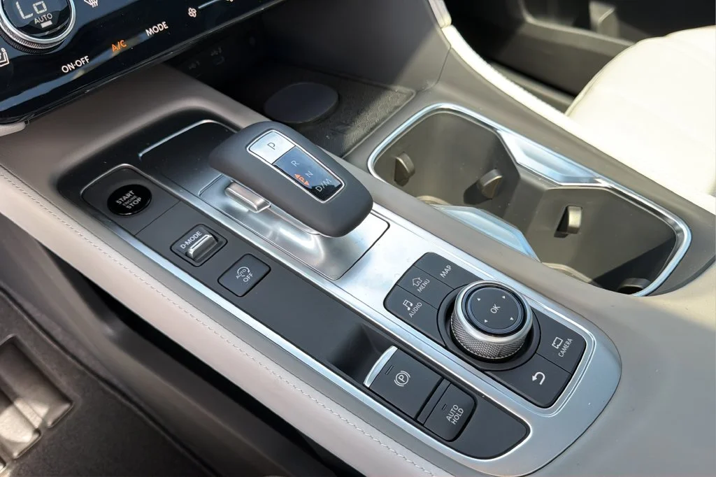 New 2027 2T RAD WHT INFINITI Sport AWD image 30