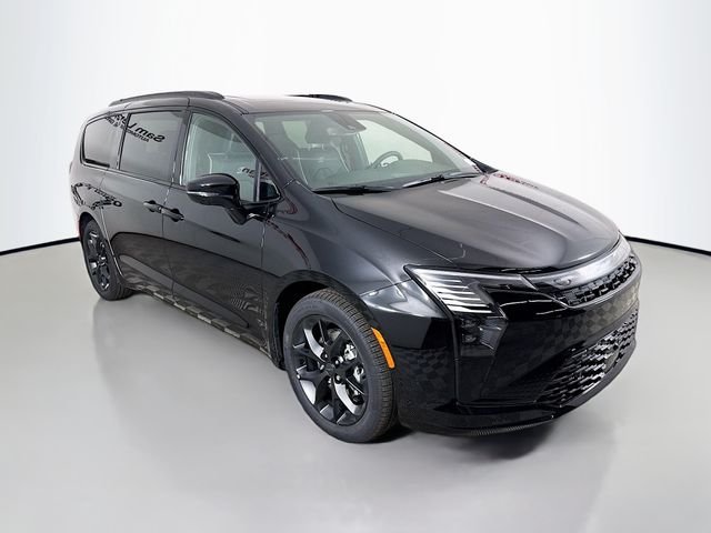 2027 Chrysler Pacifica Limited's photo