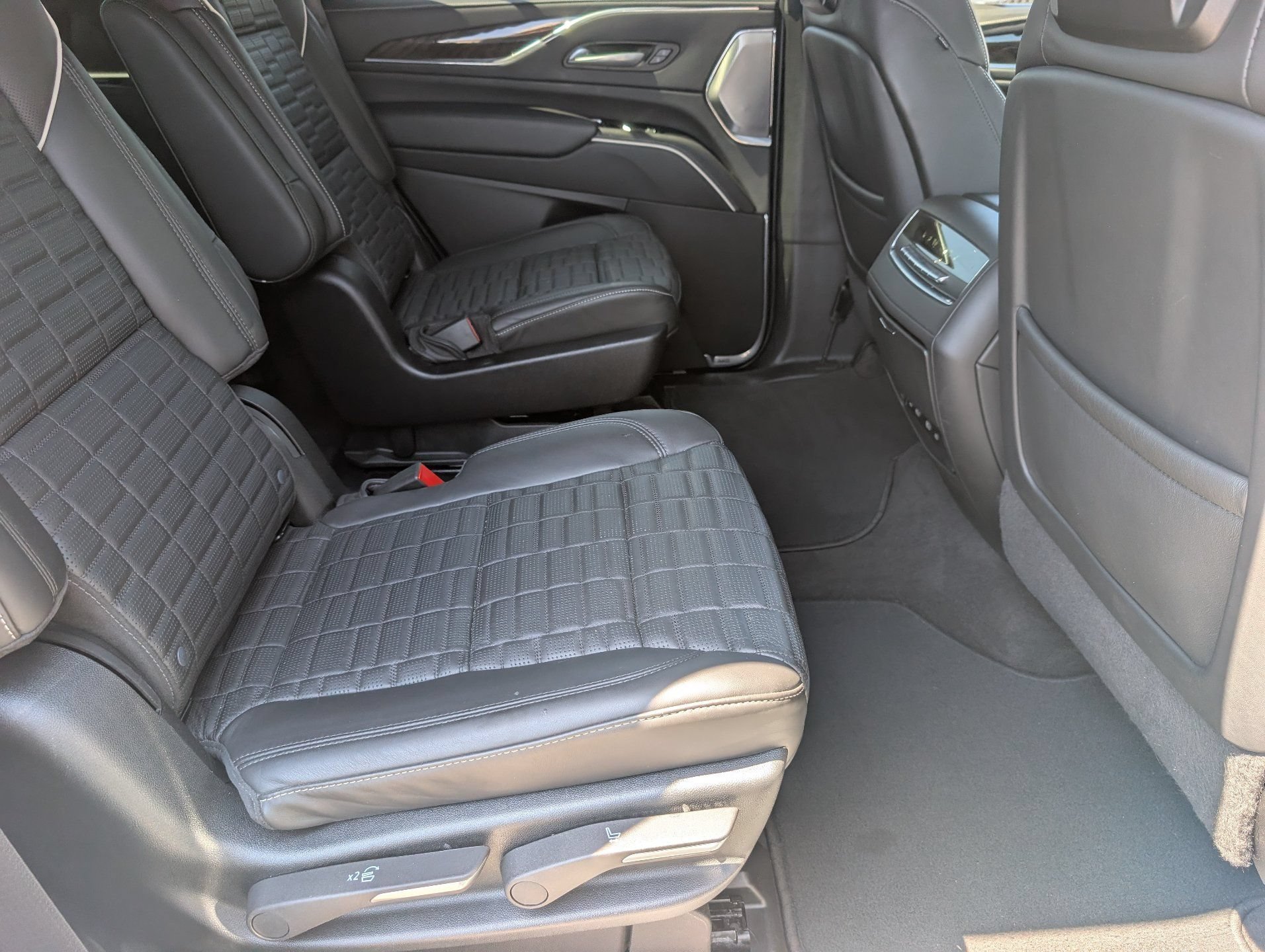 Used 2024 Crystal White Tricoat Cadillac Sport Platinum image 13