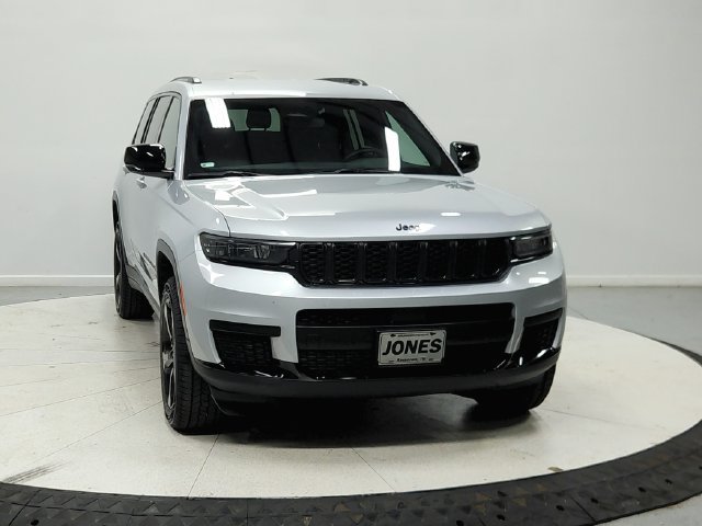 Used 2023 Silver Jeep Altitude image 3