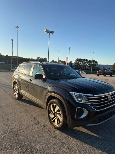 Used 2025  Volkswagen 2.0T SE w/Technology image 1