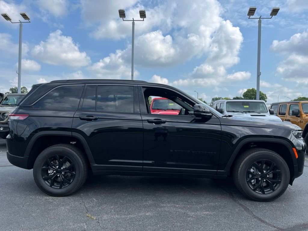 New 2026 Diamond Black Crystal Pearl-Coat Exterior Paint Jeep Altitude image 42
