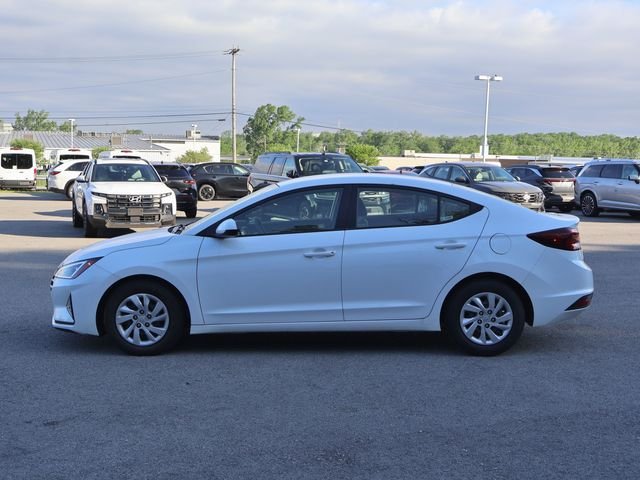 Used 2020 White Hyundai SE image 4