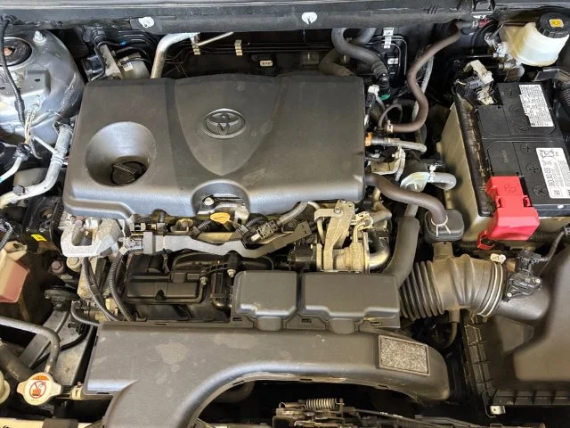 Used 2020 Silver Toyota XLE image 27