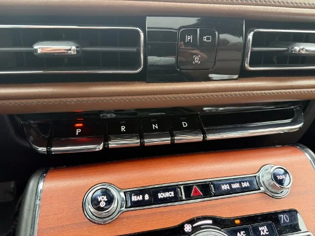 Used 2020 White Lincoln Reserve image 23