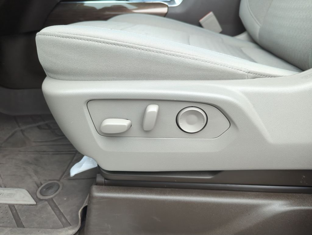 Used 2025 White Chevrolet RST image 12