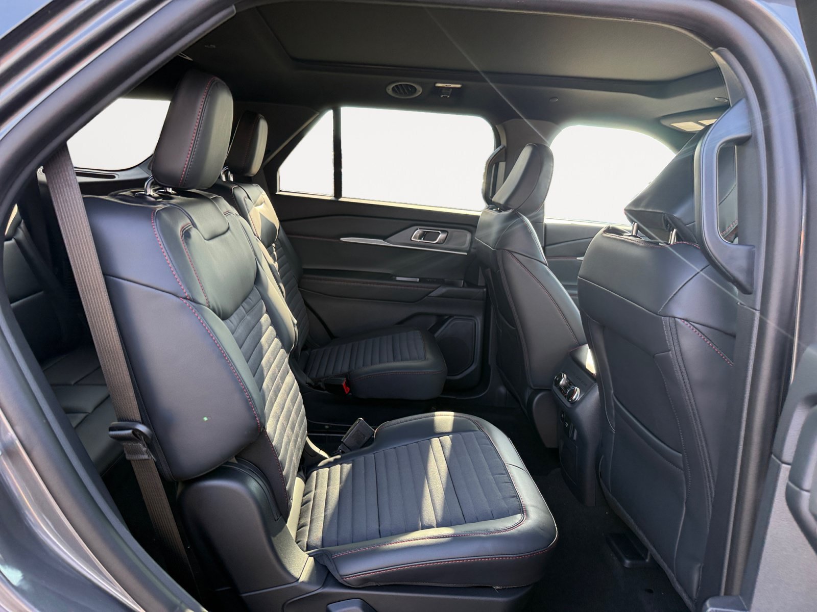 New 2026 CARBONIZED GRAY METALLIC Ford ST-Line image 18