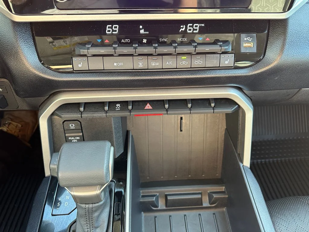 Used 2024  Toyota SR5 image 17