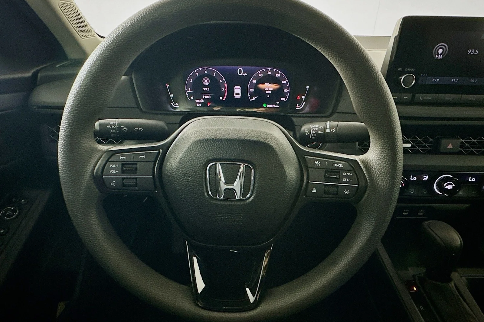 Used 2025 Platinum White Pearl Honda SE image 18