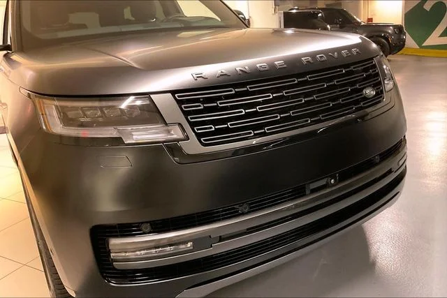 Used 2024 White Land Rover SE image 33
