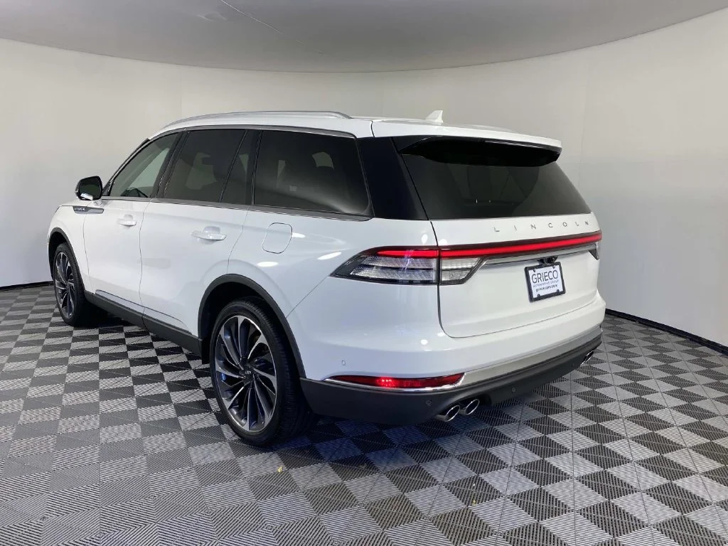 Used 2024 White Metallic Lincoln Reserve image 6