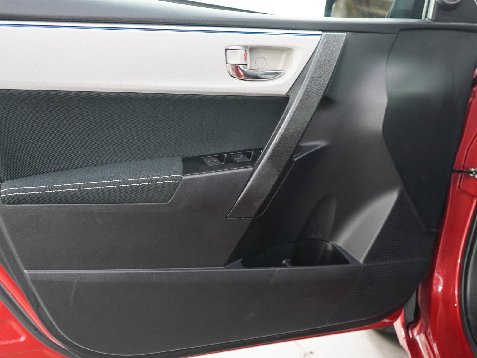 Used 2016 Barcelona Red Metallic Toyota LE image 17
