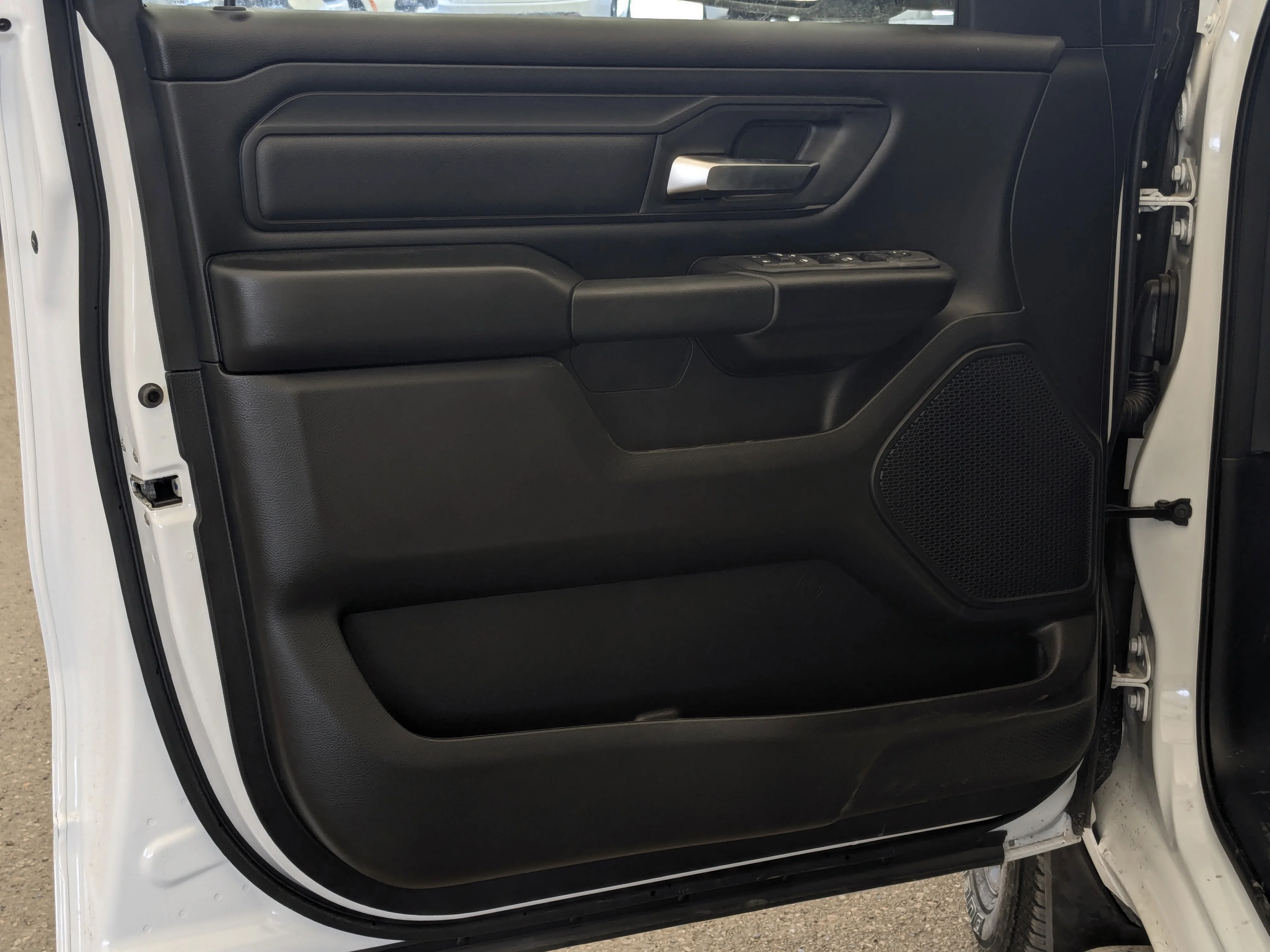 New 2026 White RAM Express - 3.6L Pentastar VVT V6 engine with eTorque - BLACK EXPRESS EDITION image 12