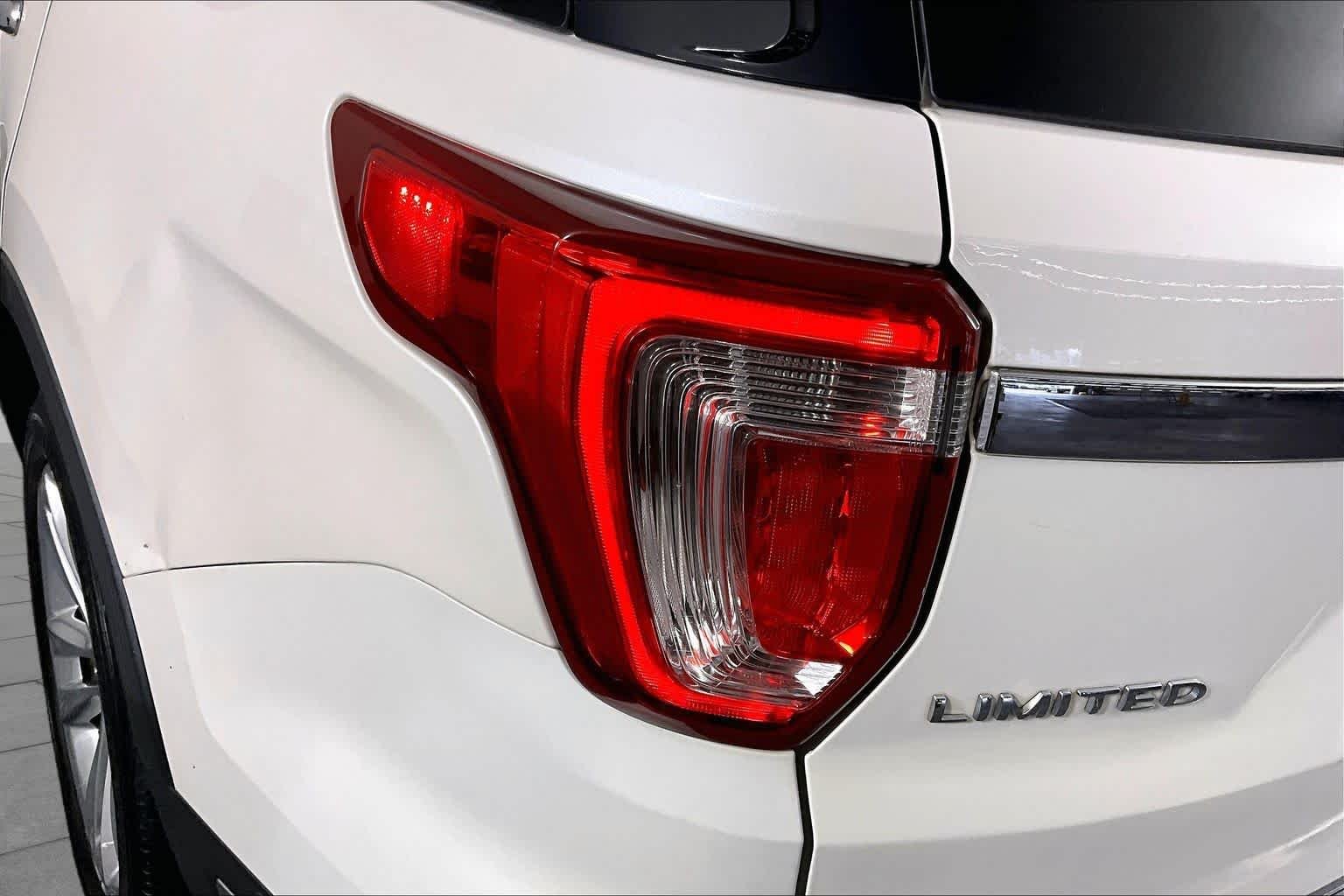 Used 2018 White Platinum Metallic Tri-Coat Ford Limited image 24