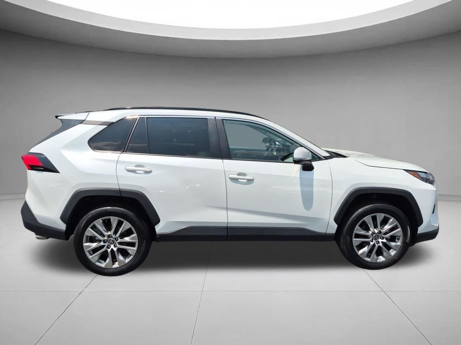 Used 2023 Wind Chill Pearl Toyota XLE Premium image 6