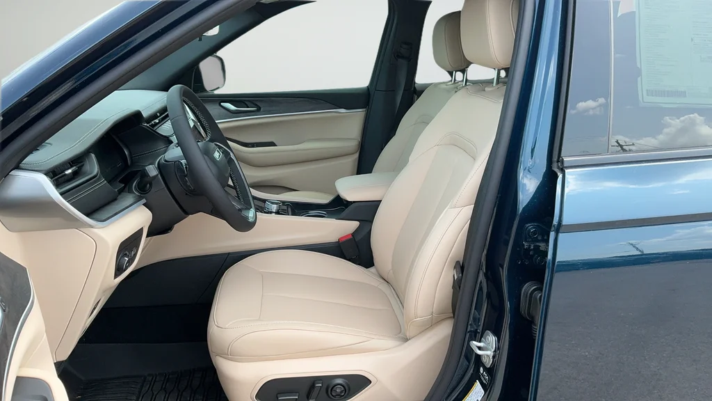 New 2026 Fathom Blue Pearl-Coat Exterior Paint Jeep Limited image 17
